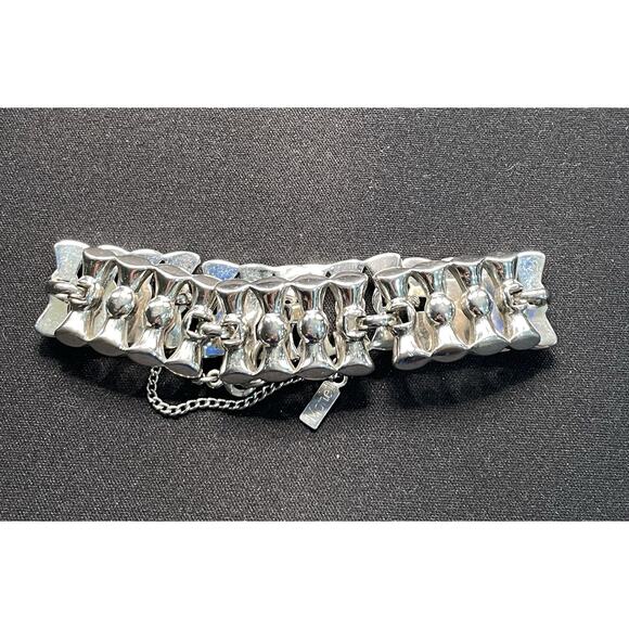 Vintage Monet Interconnected Link Bracelet Silver Tone with Safety Chain Signed - Picture 1 of 4